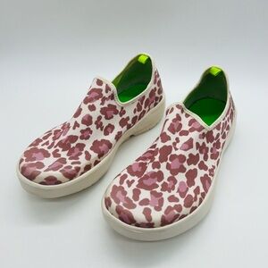 OOFOS Women's Mauve and White Leopard Slip On Sneakers Size 8